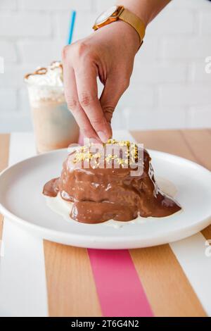 Chef pasticcere che prepara una pancake tres leches. Foto Stock