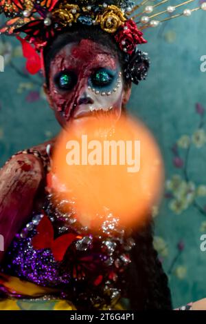 Primo piano della donna vestita in costume per la notte di Halloween. Atmosfera coperta da fumo sottile. Creativo, artistico, concetto di Halloween. Foto Stock