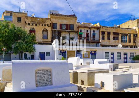 Fes, Marocco - 31 marzo 2023: Vista delle lapidi nel cimitero ebraico, a Fes, Marocco Foto Stock