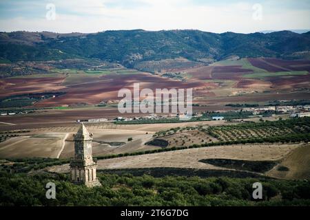 La lussureggiante campagna intorno a Dougga, con il Mausoleo Lybico-Punico in primo piano. Dougga (Thugga), patrimonio dell'umanità dell'UNESCO, è la città romana meglio conservata nel nord di Afri Foto Stock