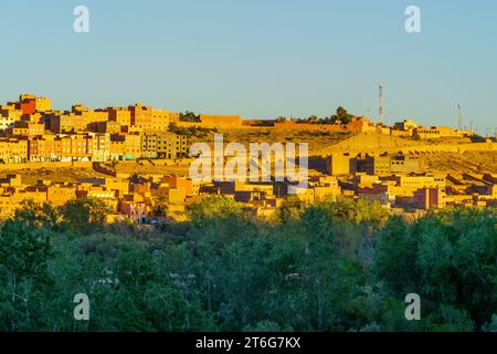 Vista della valle del fiume Dades, e della città Boumalne Dades, nel centro del Marocco Foto Stock