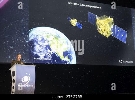 USSPACECOM Commander sottolinea i progressi significativi nel kick off to Space Symposium 38 (7775176) Foto Stock