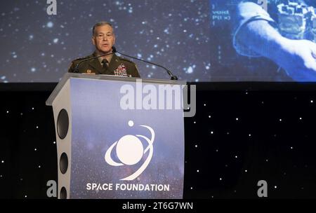 USSPACECOM Commander sottolinea i progressi significativi nel kick off to Space Symposium 38 (7775175) Foto Stock