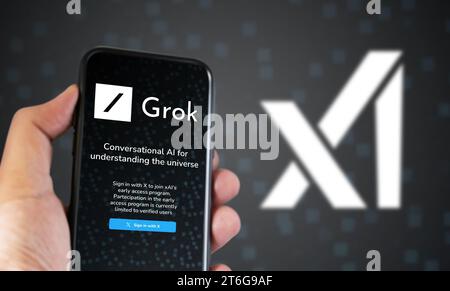 San Francisco, Stati Uniti, 4 novembre 2023: Mano che regge uno smartphone con la pagina Grok Access sullo schermo. Grok è un'intellige artificiale generativa conversazionale Foto Stock