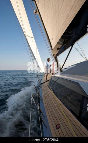 L'equipaggio corre su un moderno yacht a vela oceanico Foto Stock