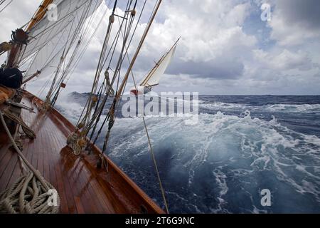 Lo yacht a vela "Adventuress" si regala nella Regata Antigua Classic Yacht di Antigua, Antigua, Indie occidentali britanniche. Foto Stock