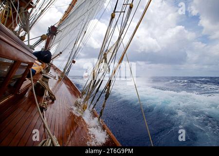 Lo yacht a vela "Adventuress" si regala nella Regata Antigua Classic Yacht di Antigua, Antigua, Indie occidentali britanniche. Foto Stock