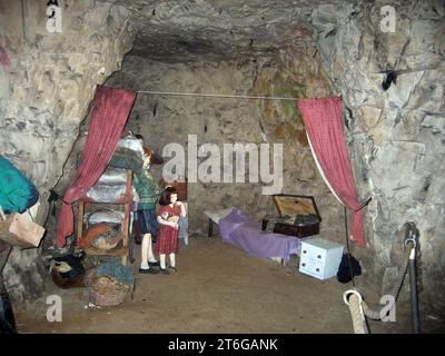 Ricreazione di una scena della seconda Guerra Mondiale con una famiglia. Chislehurst Caves, Chis Foto Stock