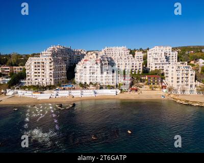 Vista aerea di un lussuoso e moderno complesso residenziale sul mare. Foto Stock