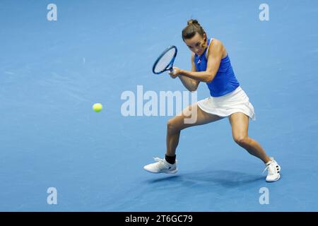 La tennista Clara Burel (fra) in azione durante il gruppo finale della Billie Jean King Cup 2023, torneo femminile di tennis a squadre Franc Foto Stock