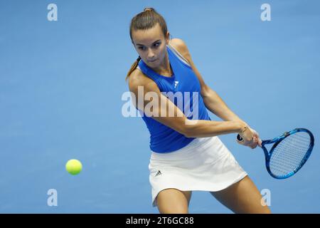 La tennista Clara Burel (fra) in azione durante il gruppo finale della Billie Jean King Cup 2023, torneo femminile di tennis a squadre Franc Foto Stock