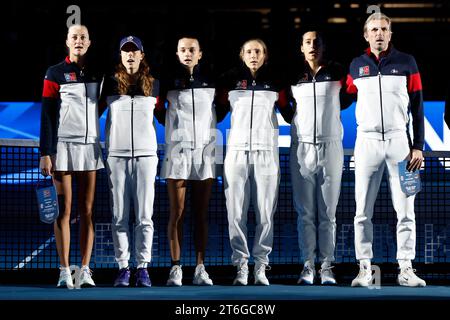 I tennisti Kristina Mladenovic, Alize Cornet, Clara Burel, Varvara Gracheva, Caroline Garcia e il capitano non giocante Julien Benneteau (fra) posa p Foto Stock