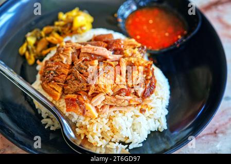 Cucina tailandese-cinese, delizioso stufato di maiale dalla zampa di maiale sul riso o Kao Kar Moo in lingua tailandese, vista dall'alto, luce naturale. Foto Stock
