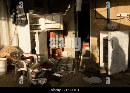 Deserto del Negev nordoccidentale, Israele, 11/09/2023, veduta delle case del kibbutz Nir Oz che furono distrutte dopo l'attacco del 7 ottobre da Hamas. Kibbutz Nir Oz, un mese dopo l'attacco di Hamas: Il vuoto della distruzione, l'odore della morte e il lavoro degli archeologi. Un mese dopo l'attacco di Hamas a Kibbutz Nir Oz nel sud di Israele, il sito rimane un simbolo della devastazione causata dalla violenza. L'attacco, avvenuto il 7 ottobre 2023, ha causato la morte di 140 persone, tra cui 100 residenti del kibbutz. Altri 300 residenti sono rimasti feriti. L'attacco è stato il più letale di The hist Foto Stock