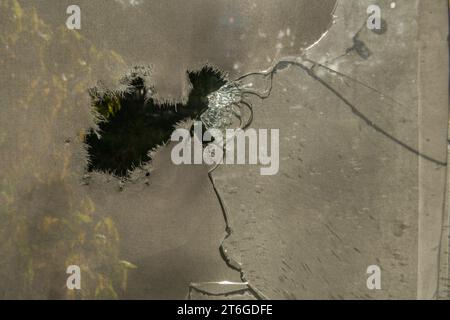 Deserto del Negev nord-occidentale, Israele, 11/09/2023, la finestra della cucina della comunità Nir Oz che è stata rotta quando è stata attaccata il 7 ottobre da Hamas. Kibbutz Nir Oz, un mese dopo l'attacco di Hamas: Il vuoto della distruzione, l'odore della morte e il lavoro degli archeologi. Un mese dopo l'attacco di Hamas a Kibbutz Nir Oz nel sud di Israele, il sito rimane un simbolo della devastazione causata dalla violenza. L'attacco, avvenuto il 7 ottobre 2023, ha causato la morte di 140 persone, tra cui 100 residenti del kibbutz. Altri 300 residenti sono rimasti feriti. L'attacco e' stato il piu' letale della storia Foto Stock