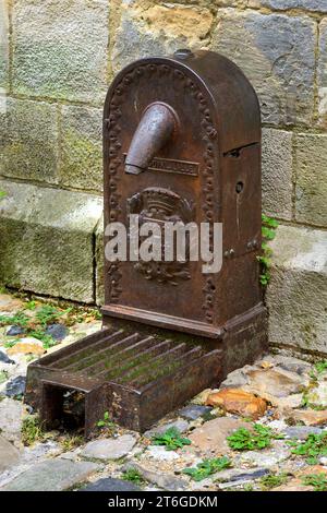 Antica fontana in ghisa decorata, Rue de la Prison, Honfleur, Calvados, basse Normandie, Normandia, Francia, Europa Foto Stock