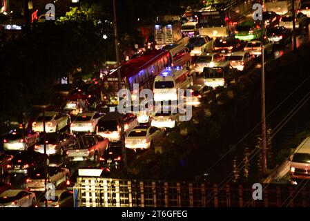 Vista dall'alto del traffico di auto e veicoli su Sathorn Road, Silom e Sathon District, centro di Bangkok, Thailandia, Sud Est Asiatico subito dopo le 18.00. I conducenti di veicoli faticano a progredire nel traffico intenso nelle ore di punta. (Editori: Mi scuso che l'ora della fotocamera sia ancora a Londra, perché avevo dimenticato di aggiornarla al mio arrivo a Bangkok) Foto Stock