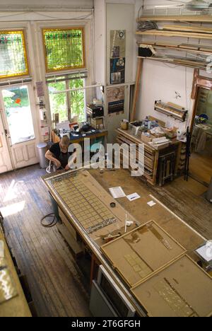 Groningen, Paesi Bassi, 05-25-2009. Studio in vetro Ballast e Bonekamp. Un dipendente lavora nello studio di vetrate colorate. Foto Stock