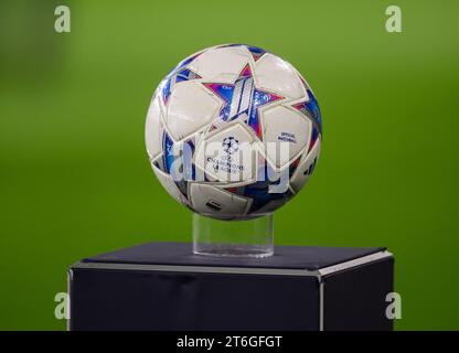 Londra, Regno Unito. 8 nov 2023 - Arsenale / Siviglia - Champions League - Emirates Stadium. Il pallone ufficiale della Adidas UEFA Champions League. Credito immagine: Mark Pain / Alamy Live News Foto Stock