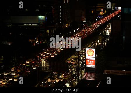 Vista dall'alto del traffico di auto e veicoli su Sathorn Road, Silom e Sathon District, centro di Bangkok, Thailandia, Sud Est Asiatico subito dopo le 18.00. I conducenti di veicoli faticano a progredire nel traffico intenso nelle ore di punta. (Editori: Mi scuso che l'ora della fotocamera sia ancora a Londra, perché avevo dimenticato di aggiornarla al mio arrivo a Bangkok) Foto Stock