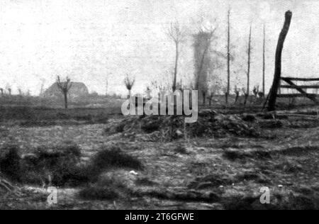 "Les hasards du service d'etat-major; Reperee sur la Route, une automobile d'etat-major est criblee d'eclats et de pierres par les explosions ; ses Occuppants ont trouve un abri dans un fosse", 1917. Da "l'album de la Guerre 1914-1919, volume 1" [l'Illustration, Paris, 1924]. Foto Stock