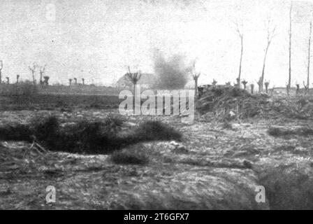 "Les hasards du service d'etat-major; un projectile ennemi mal dirige ecorne une construction voisine ; la voiture que l'on distingue derriere le tas de broussailles, a droite, n'a pas souffert de ce Coup", 1917. Da "l'album de la Guerre 1914-1919, volume 1" [l'Illustration, Paris, 1924]. Foto Stock