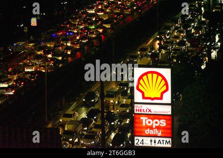 Vista dall'alto del traffico di auto e veicoli su Sathorn Road, Silom e Sathon District, centro di Bangkok, Thailandia, Sud Est Asiatico subito dopo le 18.00. I conducenti di veicoli faticano a progredire nel traffico intenso nelle ore di punta. (Editori: Mi scuso che l'ora della fotocamera sia ancora a Londra, perché avevo dimenticato di aggiornarla al mio arrivo a Bangkok) Foto Stock