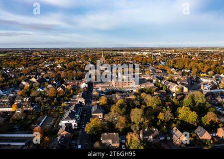 Übersicht über die Stadt Willich aus der Vogelperspektive. Zu sehen Die Kirche St. Katharina im Zentrum Foto Stock