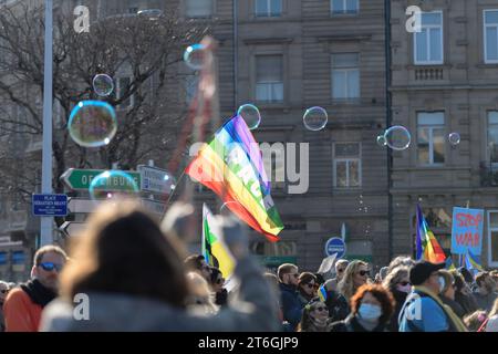 Strasburgo, Francia - 6 marzo 2022: Centinaia di manifestanti si riuniscono di fronte al Consolato russo in una potente dimostrazione di solidarietà con gli ucraini e per protestare contro la guerra dopo l'invasione russa Foto Stock