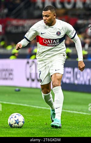 Kylian Mbappé del PSG Paris Saint-Germain FC controlla la palla durante la partita di UEFA Champions League AC Milan vs PSG Paris Saint-Germain FC a Foto Stock