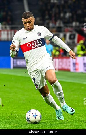 Kylian Mbappé del PSG Paris Saint-Germain FC controlla la palla durante la partita di UEFA Champions League AC Milan vs PSG Paris Saint-Germain FC a Foto Stock
