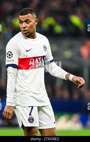 Kylian Mbappé, del PSG Paris Saint-Germain FC, guarda in scena la partita di calcio della UEFA Champions League AC Milan vs PSG Paris Saint-Germain FC a San Sir Foto Stock