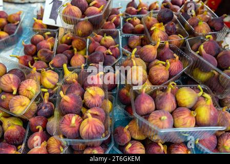 Fichi in vendita sul mercato alimentare Kapani nella città di Salonicco, Grecia Foto Stock