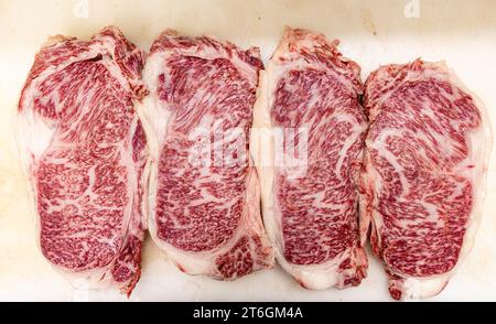Fetta di bistecca di manzo wagyu entrecote stagionata cruda Foto Stock