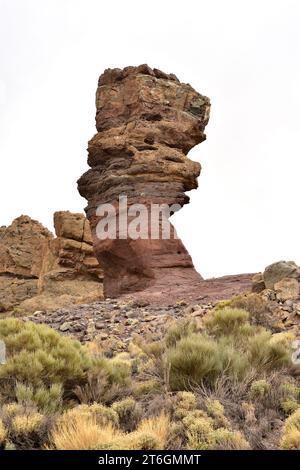 Il Roque Cinchado o Arbol de Piedra è un monolite vulcanico formato sopra da agglomerato vulcanico e soffiato da piroclasti rossastri più morbidi e più erosi. Foto Stock