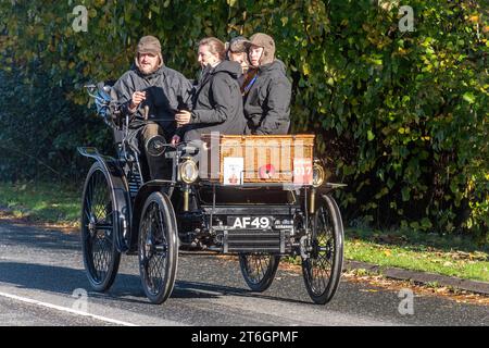 Un'auto nera Peugeot del 1898 nell'evento di corse automobilistiche da Londra a Brighton il 5 novembre 2023, West Sussex, Inghilterra, Regno Unito Foto Stock