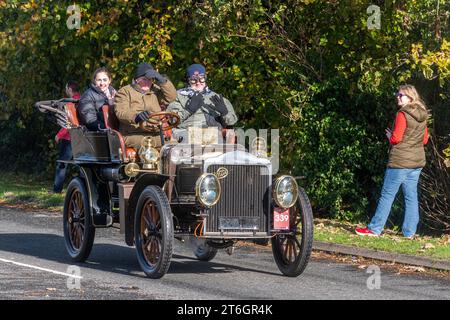 Un'auto White Steam del 1904 nell'evento di corsa di auto veterane da Londra a Brighton il 5 novembre 2023, West Sussex, Inghilterra, Regno Unito Foto Stock