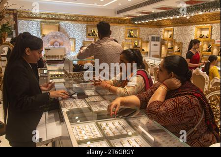 Nuova Delhi, Delhi, India. 10 novembre 2023. La gente acquista gioielli in una gioielleria al festival indù di Dhanteras, una giornata considerata di buon auspicio per l'acquisto di gioielli, prima del festival di Diwali, a nuova Delhi, in India, il 10 novembre 2023. (Immagine di credito: © Kabir Jhangiani/ZUMA Press Wire/Alamy Live News) SOLO USO EDITORIALE! Non per USO commerciale! Foto Stock