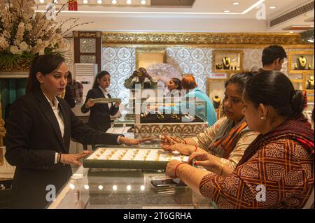 Nuova Delhi, Delhi, India. 10 novembre 2023. La gente acquista gioielli in una gioielleria al festival indù di Dhanteras, una giornata considerata di buon auspicio per l'acquisto di gioielli, prima del festival di Diwali, a nuova Delhi, in India, il 10 novembre 2023. (Immagine di credito: © Kabir Jhangiani/ZUMA Press Wire/Alamy Live News) SOLO USO EDITORIALE! Non per USO commerciale! Foto Stock