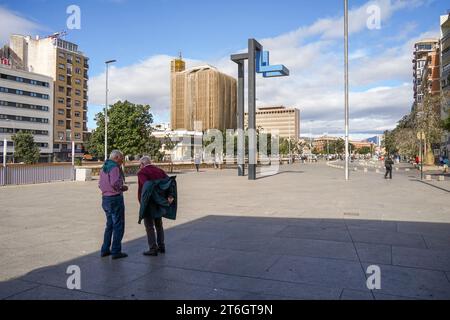 Piazza con edificio per uffici postali wormer, edificio correos, edificio correos, Malaga, in costruzione, Andalusia, Spagna. Foto Stock