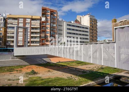 Ponte pedonale che attraversa il fiume Guadalmedina per il Museo CAC, Soho, Malaga, Andalusia. Spagna. Foto Stock