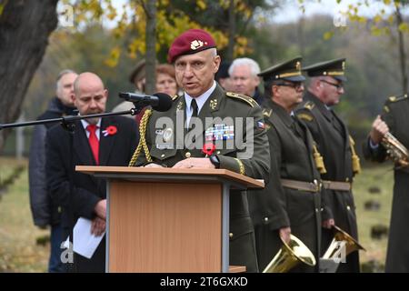 Olomouc, Repubblica ceca. 10 novembre 2023. Atto commemorativo in occasione del giorno dei veterani di guerra di domani al Cimitero militare di Cernovir, Olomouc, il 10 novembre 2023. Il cimitero è un monumento culturale protetto da convenzioni internazionali. E' unico nel suo genere in quanto qui sono sepolti membri dell'esercito austro-ungarico, dell'esercito russo zarista e più tardi dell'esercito cecoslovacco. Vice comandante del comando delle forze di terra, generale di brigata Robert Dziak. Crediti: Ludek Perina/CTK Photo/Alamy Live News Foto Stock