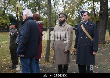 Olomouc, Repubblica ceca. 10 novembre 2023. Atto commemorativo in occasione del giorno dei veterani di guerra di domani al Cimitero militare di Cernovir, Olomouc, il 10 novembre 2023. Il cimitero è un monumento culturale protetto da convenzioni internazionali. E' unico nel suo genere in quanto qui sono sepolti membri dell'esercito austro-ungarico, dell'esercito russo zarista e più tardi dell'esercito cecoslovacco. Uniformi storiche, 2° da destra dei Legionari, a destra dell'unità RAF cecoslovacca in Gran Bretagna durante la seconda guerra mondiale Crediti: Ludek Perina/CTK Photo/Alamy Live News Foto Stock