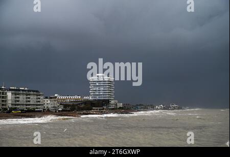 Worthing Regno Unito 10 novembre 2023 - nuvole nere sugli appartamenti di lusso Bayside lungo il lungomare di Worthing, mentre il maltempo è previsto per il Regno Unito: Credit Simon Dack / Alamy Live News Foto Stock