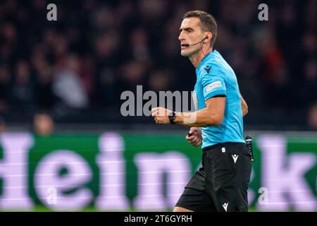 Amsterdam, Paesi Bassi. 9 novembre 2023. AMSTERDAM, PAESI BASSI - 9 NOVEMBRE: L'arbitro Nikola Dabanovic durante la partita del gruppo B di UEFA Europa League 2023/24 tra AFC Ajax e Brighton & Hove Albion alla Johan Cruyff Arena il 9 novembre 2023 ad Amsterdam, Paesi Bassi. (Foto di Joris Verwijst/Orange Pictures) credito: Orange Pics BV/Alamy Live News Foto Stock