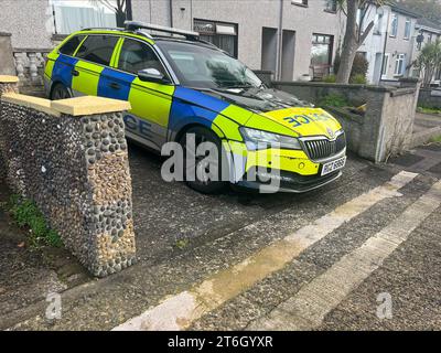 Un'auto della polizia sulla scena nella zona di Antiville di Larne, Co Antrim, dove la polizia sta indagando sulla morte improvvisa di un bambino, che è stato descritto come "orribile" per la famiglia e la comunità da un rappresentante locale. Data immagine: Venerdì 10 novembre 2023. Foto Stock