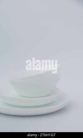 Piastra bianca ovale isolata su sfondo bianco Foto Stock