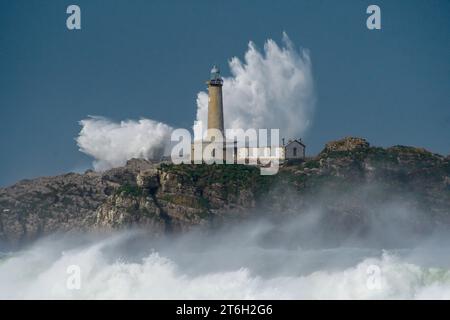 Faro di Mouro Island con onde forti Foto Stock