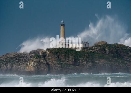 Faro di Mouro Island con onde forti Foto Stock