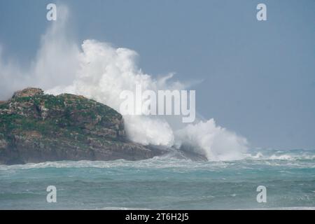 Faro di Mouro Island con onde forti Foto Stock